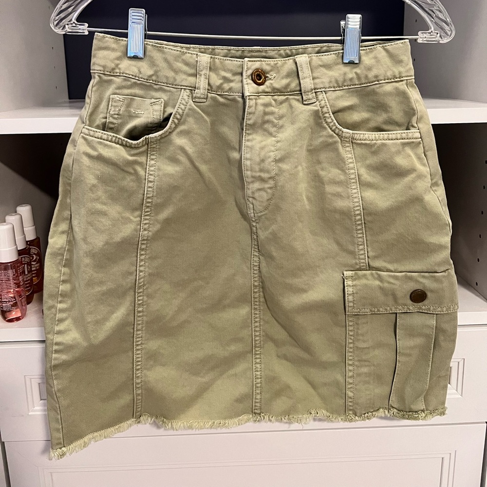High-waisted cargo skirt